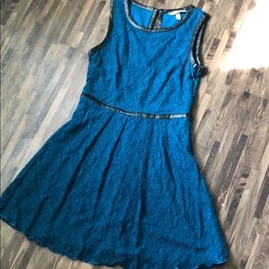 Sleeveless lace dress